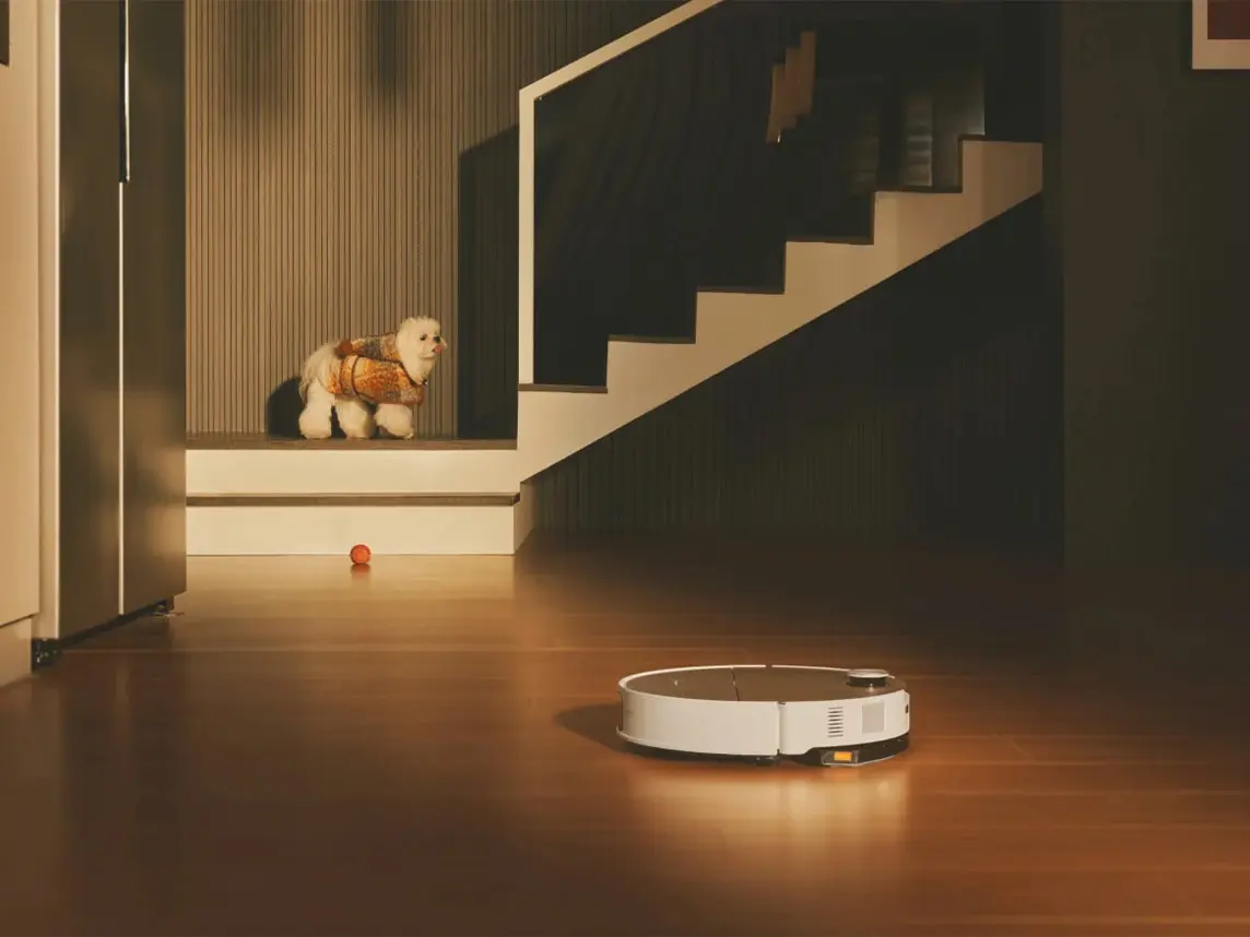 Robot hút bụi lau nhà trong không gian hiện đại