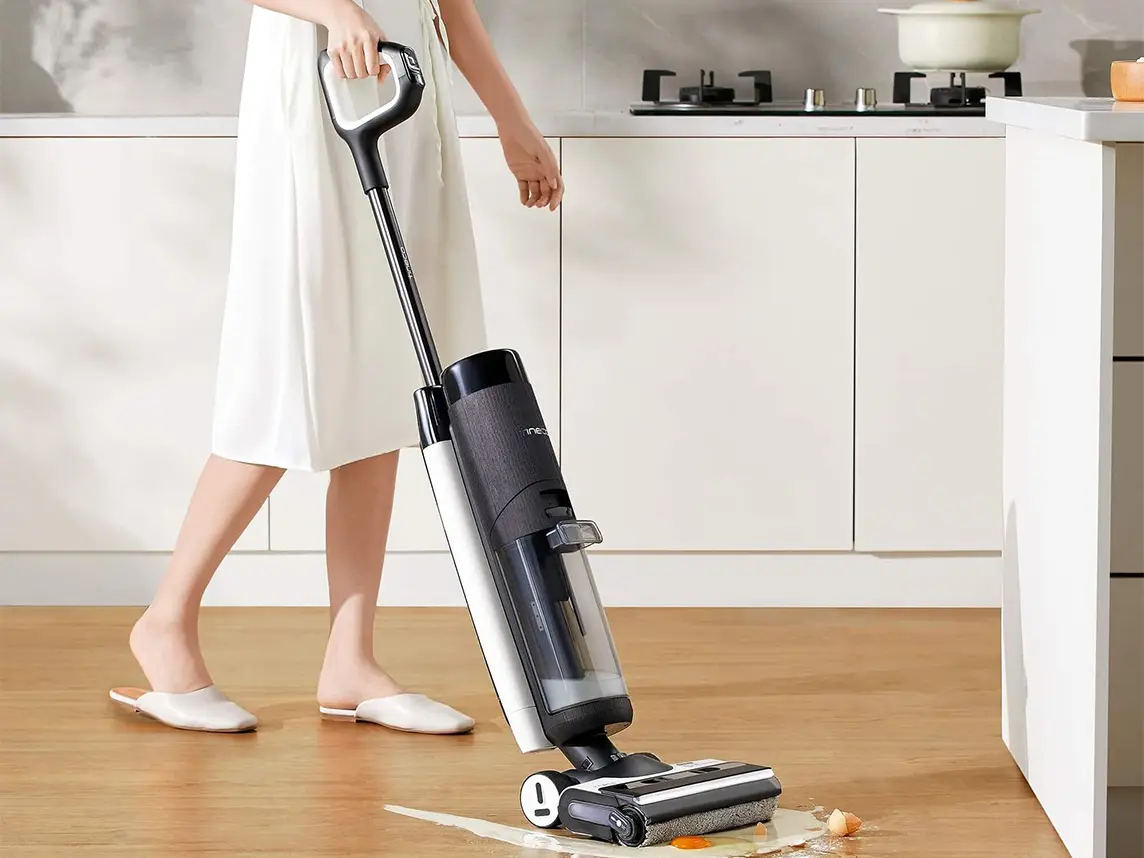 Máy hút bụi lau nhà trên sàn bếp